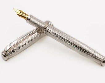 Pluma estilográfica hecha a mano en plata de ley con sello Chevron 925. Fabricada en Italia.