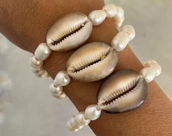 Bracelet extensible personnalisé en perles d&#39;eau douce et cauris d&#39;Hawaï