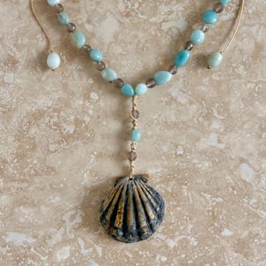 Puede incluir: Un letrero de madera rústica con el texto "Welcome to our home" en letras blancas. El letrero presenta un acabado envejecido y un diseño sencillo y acogedor, ideal para un porche o entrada.