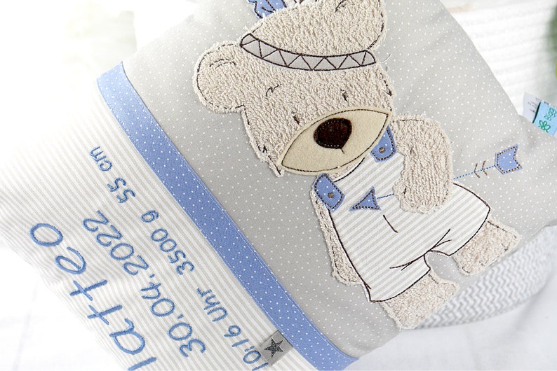 Personalisiertes Kissen zur Geburt oder Taufe, mit einem Indianer-Teddy, in beige, blau, aus Baumwollstoff, mit Namen, Biggis Design Bild 5