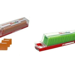 Puede incluir: Dos cajas de almacenamiento de plástico transparente para troqueles de manualidades. La caja de la izquierda es naranja y tiene la palabra "Sizzix" impresa. La caja de la derecha es roja y tiene troqueles verdes en su interior. La palabra "Sizzix" está impresa en la caja roja.