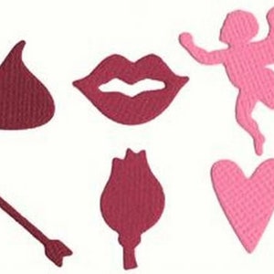 Puede incluir: Un conjunto de seis recortes temáticos de San Valentín. Los recortes son en tonos de rosa y rojo e incluyen un corazón, un cupido, una rosa, un par de labios, un beso y una flecha.