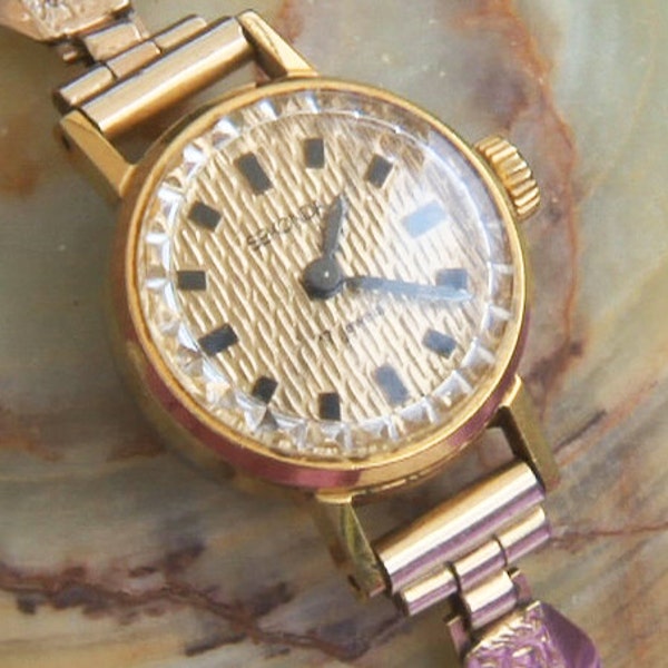 Elegant ladies vintage Sekonda watch