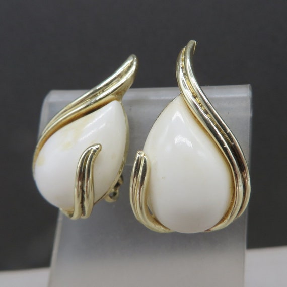 Coro Cream Lucite Earrings Gold Tone Clip-ons Vin… - image 3