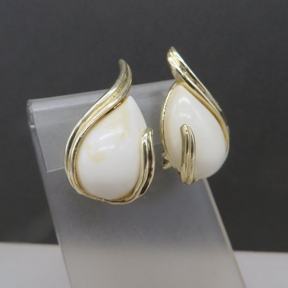 Coro Cream Lucite Earrings Gold Tone Clip-ons Vin… - image 2