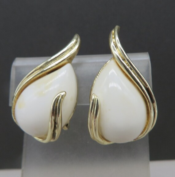 Coro Cream Lucite Earrings Gold Tone Clip-ons Vin… - image 1