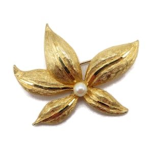 Signed LISA Floral Gold Tone Brooch Vintage Jewelry