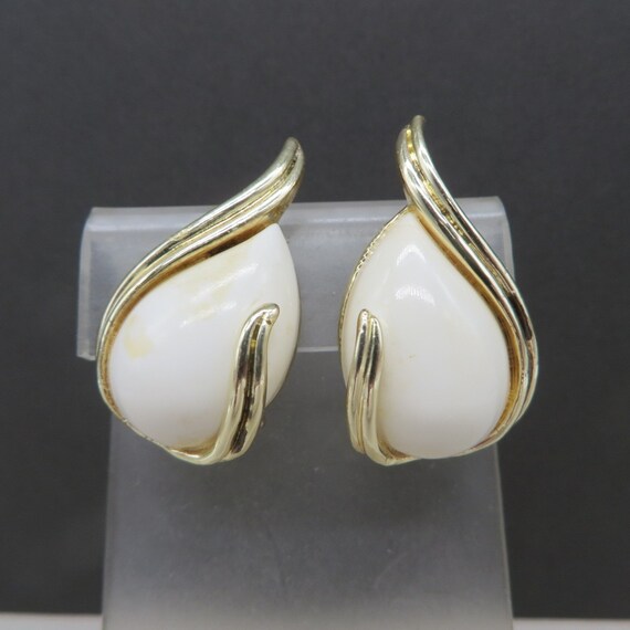 Coro Cream Lucite Earrings Gold Tone Clip-ons Vin… - image 4
