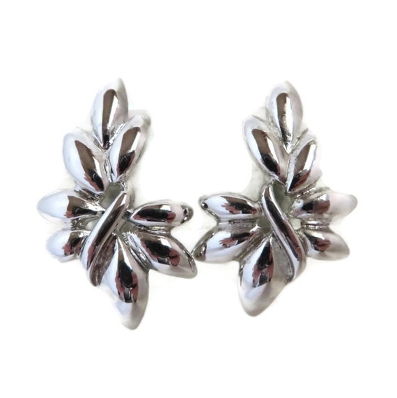 Vintage rare find Trifari Silver tone flower clip-on earrings! Vintage rare find Trifari Silver tone flower clip-on earrings! main image 2