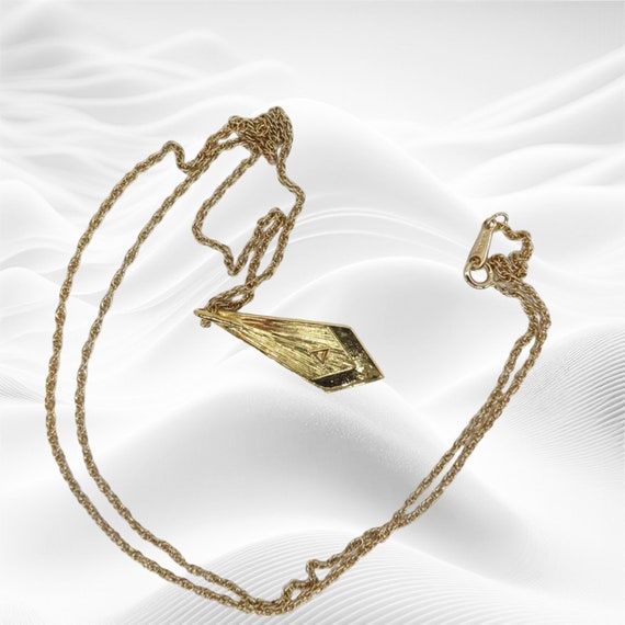 Vintage AVON Necklace Faux Onyx Pendant Gold Tone… - image 9