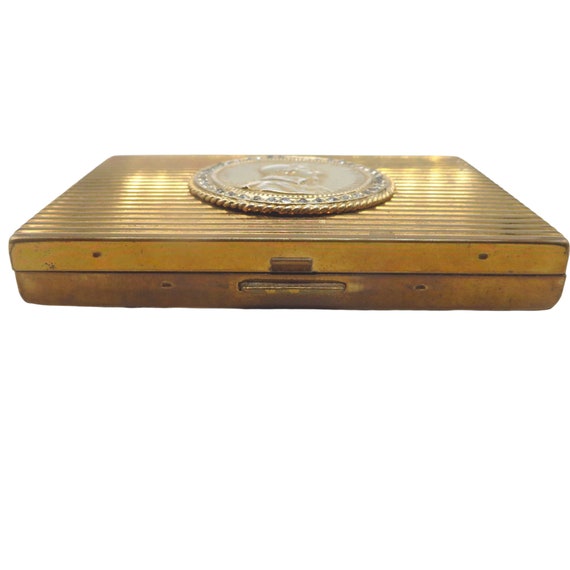 Vintage Hattie Carnegie Gold Compact with Profile of Cardinal Richelieu View 6
