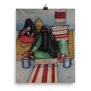 Puede incluir: Dos mujeres con vestimenta tradicional están tejiendo una alfombra. Una mujer está sentada en el suelo y usando un telar para tejer la alfombra. La otra mujer está sentada detrás de ella y está hilado hilo. La alfombra es roja, blanca y azul. Las mujeres están sentadas en una alfombra estampada.