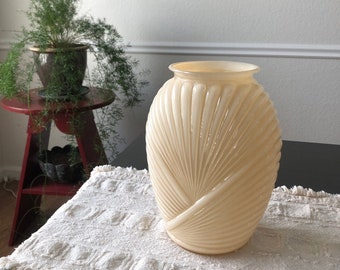 Offwhite/Beige Vase Shell Style Art Deco Draped 1980s Eighties By Anchor Hocking Glass Pearlized Geometric