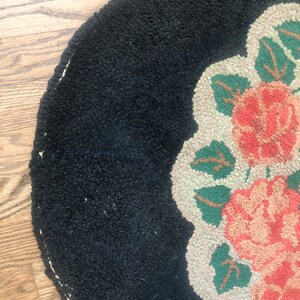 Alfombra antigua con ganchos, decoración rústica, alfombra ovalada floral, alfombras hechas a mano, alfombra negra hecha a mano, decoración rústica para el hogar, alfombra vintage urbana de granja. imagen 7