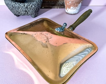 Vintage Copper Silent Butler Crumb Tray Heraldic Crest Wood Handle Table Crumber Copper Dustpan Dining Decor European Heirloom Crumb Brush
