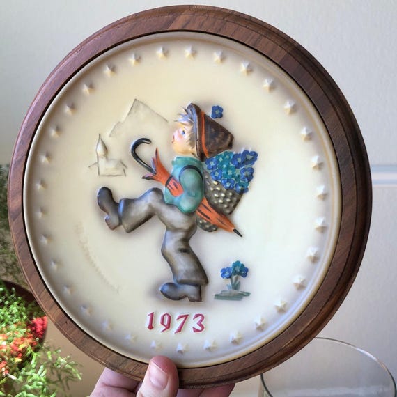 M J Hummel 1973 Globetrotter Annual Plate Framed Ready to Hang Hand Painted Porcelain Delightful Adorable Hum 266