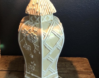 Może przedstawiać: Ceramiczna lampa stołowa z beżową podstawą i białym wzorem bambusa. Lampa ma biały wzór kwiatowy i biały abażur w stylu bambusowym.