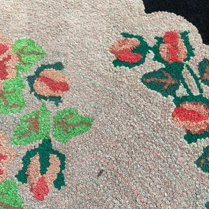 Puede incluir: Primer plano de una alfombra vintage con un patr&oacute;n floral. La alfombra est&aacute; hecha de una tela texturizada y presenta flores rosas, rojas y verdes sobre un fondo beige.
