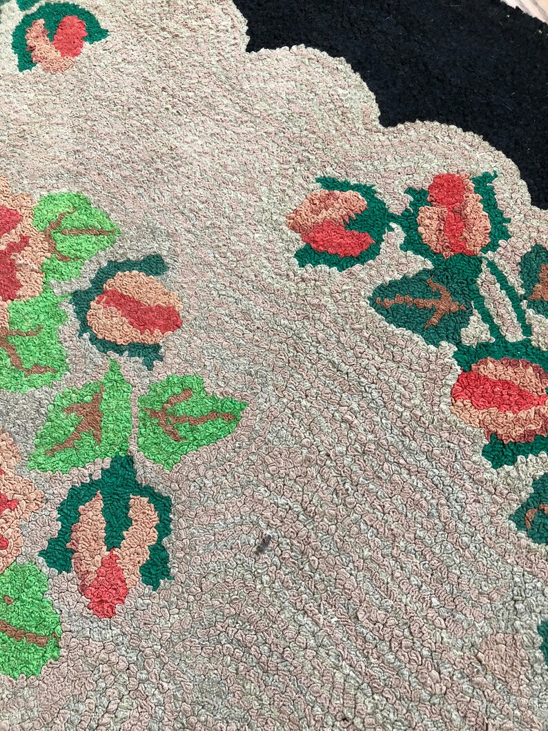 Puede incluir: Primer plano de una alfombra vintage con un patr&oacute;n floral. La alfombra est&aacute; hecha de una tela texturizada y presenta flores rosas, rojas y verdes sobre un fondo beige.