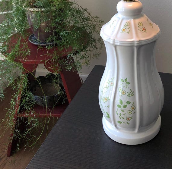 White Lamp Handpainted Table Lamp Ceramic Hand Painted Lamp Flowers Wooden Ball Finial Chinoiserie Lamp Blanc De Chine Lamp 1960s lighting