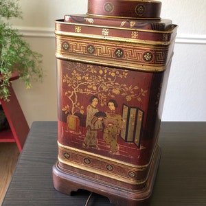 Tea Canister Lamp Hand Painted Table Decor Tea Tin Mid Century Decoration Chinoiserie Lamp Wood Base Lamp Metal Fredrick Cooper 1950s