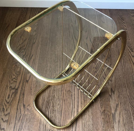 Vintage Style Brass Glass Magazine Rack Side Table Mid Century Decoration 1990s Minmalistich Beistelltisch mit Zieitungshalter Jahre