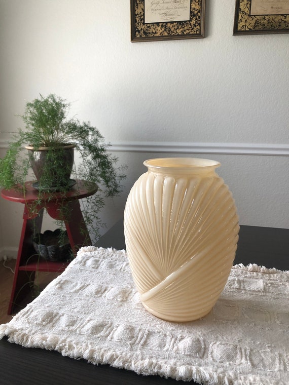 Offwhite/Beige Vase Shell Style Art Deco Draped 1980s Eighties By Anchor Hocking Glass Pearlized Geometric