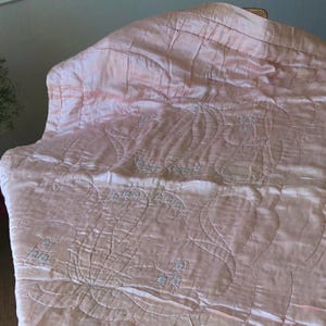 Handmade Blanket Satin Blanket Pink Baby Blanket 1940&#39;s Decoration Children&#39;s Puffy Blanket Vintage Baby Blanket/Quilt Mid Century Decor Art