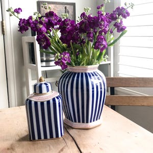 Vase bleu blanc en porcelaine italienne avec bordure dorée, pot de gingembre, décorations italiennes rares, décoration de salon, potiches en porcelaine ornementale, vase à rayures