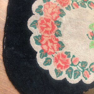 Alfombra antigua con ganchos, decoración rústica, alfombra ovalada floral, alfombras hechas a mano, alfombra negra hecha a mano, decoración rústica para el hogar, alfombra vintage urbana de granja. imagen 2