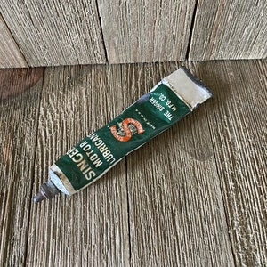 Vintage 1940&#39;s Singer Sewing Machine Motor Lubricant with lead top