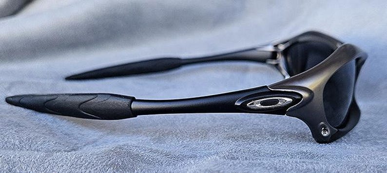 Peut inclure: Lunettes de soleil noires avec une finition mate. Les montures ont un design incurv&eacute; et &eacute;l&eacute;gant avec le logo de la marque sur les branches. Les verres sont sombres et les branches ont une prise textur&eacute;e.
