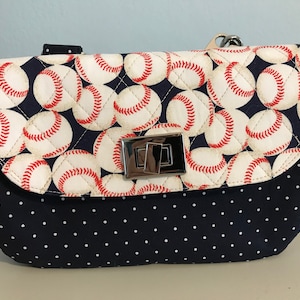 Bolsa de billetera de béisbol azul marino / blanco / rojo. Monedero de monedas, bolsillo magnético, ranuras para tarjetas, bolso de hombro, bolso para cuerpo cruzado, correa ajustable. Hardware de níquel