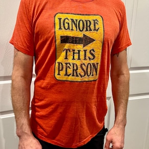 Funny vintage “Ignore this person” paperthin red single stitch t-shirt