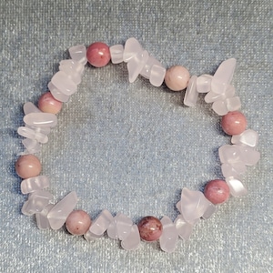 Pulseira elástica com contas de quartzo rosa e rodocrosita