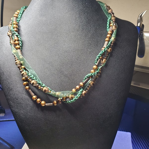 Collier de corde en cuivre et en soie verte et organza