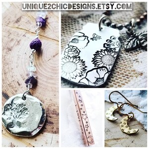 Pode incluir: Uma cole&ccedil;&atilde;o de joias de prata feitas &agrave; m&atilde;o com designs florais e de estrelas. As pe&ccedil;as incluem um colar com pedras de ametista e transparentes, um pingente com um design floral, um pingente de barra com o texto "I LOVE YOU" e estrelas, e um par de brincos de lua crescente com acentos de estrelas.