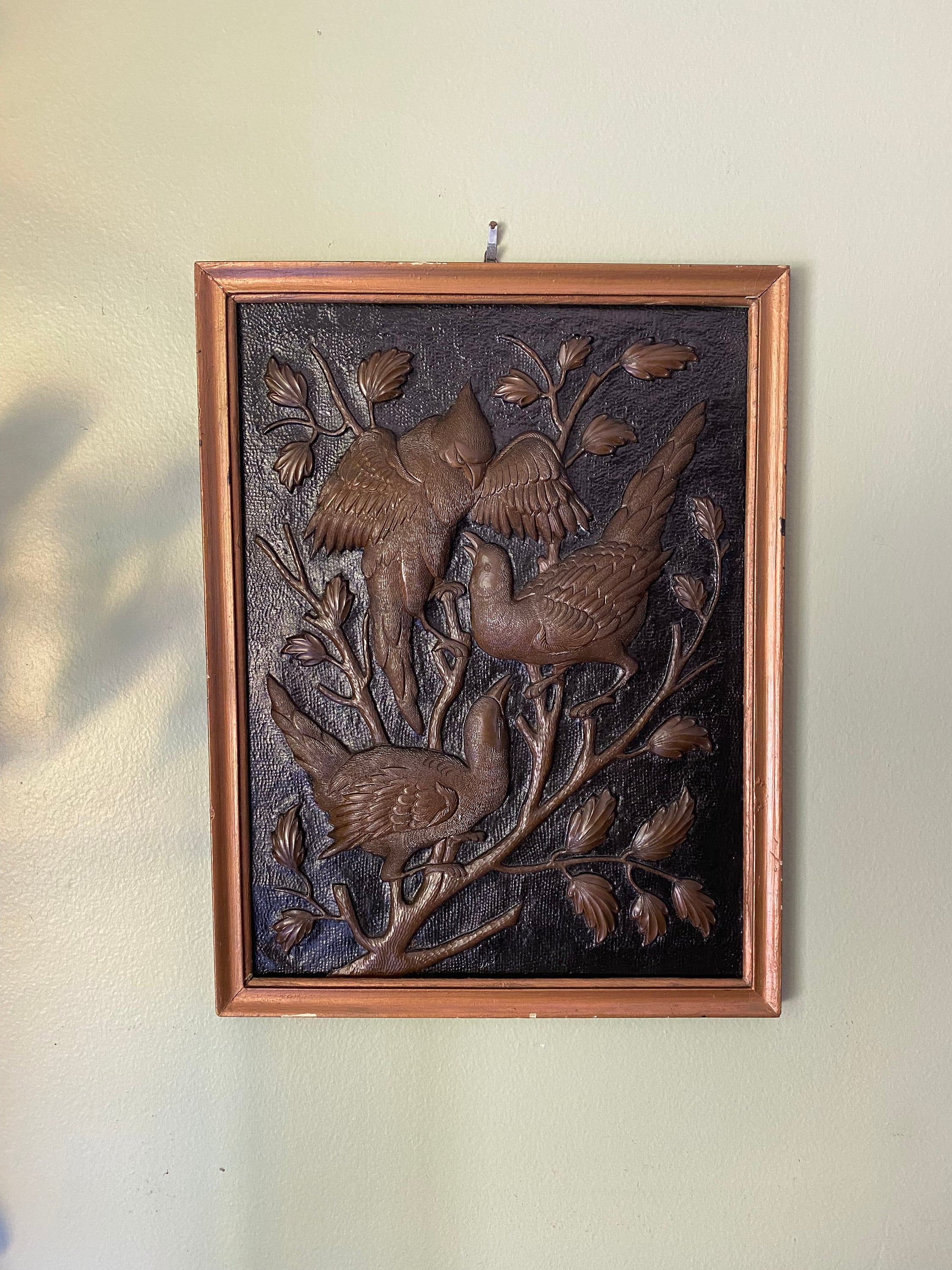 工芸品 銅版レリーフ画 枝にぶら下がる猿 水彩画