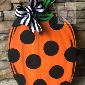 Pumpkin door hanger | fall front door decor | fall wreath, fall door hanger | Halloween door hanger, door hangers | polka dot pumpkin
