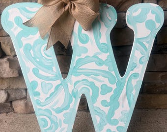 Colgador de puerta con monograma de primavera – Decoración floral inicial para puerta de entrada – Letrero personalizado con letras – Decoración primaveral personalizada para porche