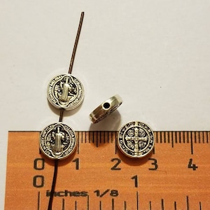 22 pcs - Rond San Benito Spacer, St Benedict, San Benito Spacer Bead - 10mm 3mm d&#39;épaisseur 1.3mm trou Antique Or ou Argent Sans Plomb SLR0219-1