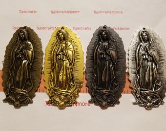 Puede incluir: Cuatro dijes de metal con una imagen de la Virgen María. Los dijes están en diferentes acabados: oro antiguo, oro, cobre y plata.