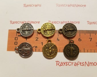 10 piezas - Charm reversible de San Benito con Jesucristo en 3D y moneda de San Benito - 17 x 14 mm - Oro antiguo, plata o bronce. SLR0551