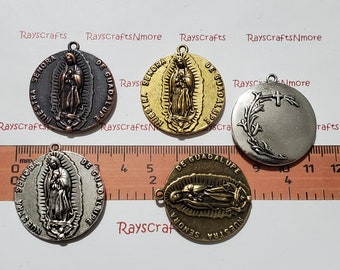 Puede incluir: Cinco dijes de metal diferentes con la imagen de Nuestra Señora de Guadalupe. Los dijes están en varios acabados, incluyendo oro, plata y cobre. Los dijes tienen aproximadamente 2,5 cm de diámetro.