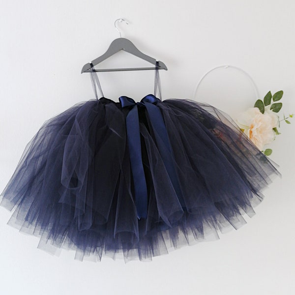 Jupe tutu de fille de fleur bleu marine de mariage et doublure en satin, robe en tulle de mariage fille style bohème, tenue de fille pour une occasion spéciale, tutu personnalisé