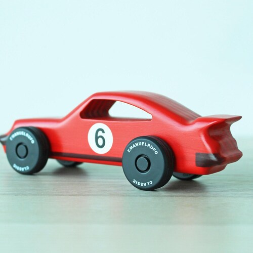 Petite voiture personnalisée en bois rouge CL 03, cadeau, inspirée de la voiture de sport allemande Porsche 911
