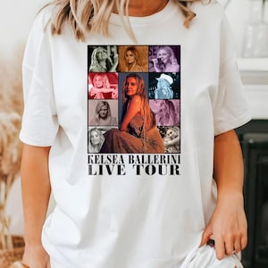 Könnte beinhalten: Weißes T-Shirt mit einem Collage-Design von Kelsea Ballerini-Bildern. Der Text "KELSEA BALLERINI LIVE TOUR" ist in schwarzen Blockbuchstaben darunter gedruckt. Ein Konzert-T-Shirt.