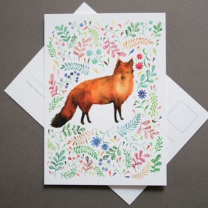 Carte postale, renard et les plantes de printemps.