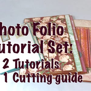 Op de afbeelding: Een foto folio tutorial set met bloemen en bedrukte papieren covers. De set bevat twee tutorials en een snijgids. De tekst "Photo Folio Tutorial Set" wordt weergegeven in een donkerbruin lettertype.