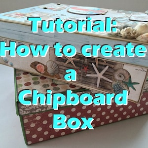 Puede incluir: Un tutorial sobre cómo crear una caja de cartón. La imagen muestra dos cajas apiladas decoradas con un tema náutico. La caja superior es de color azul claro con una textura de madera y tiene conchas y estrellas de mar como adornos. La caja inferior es roja y blanca con lunares y un borde verde.